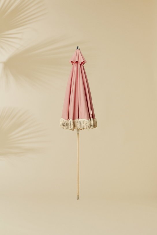 Parasol rose à franges blanches 200 cm Pablo - Courant Sauvage - The Cool Republic