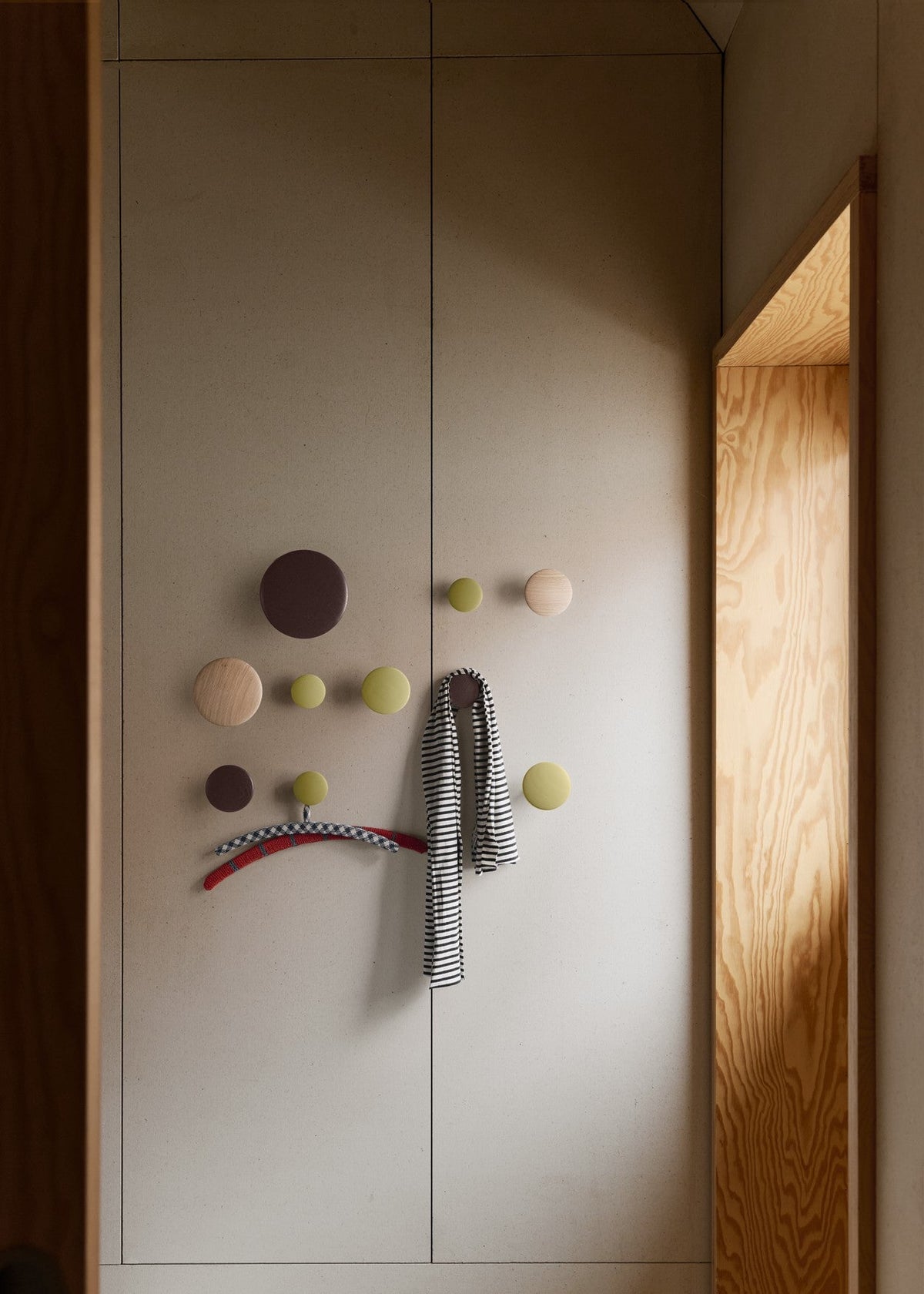 Patère ronde en aluminium gris 3,9 cm Dots - Muuto - The Cool Republic