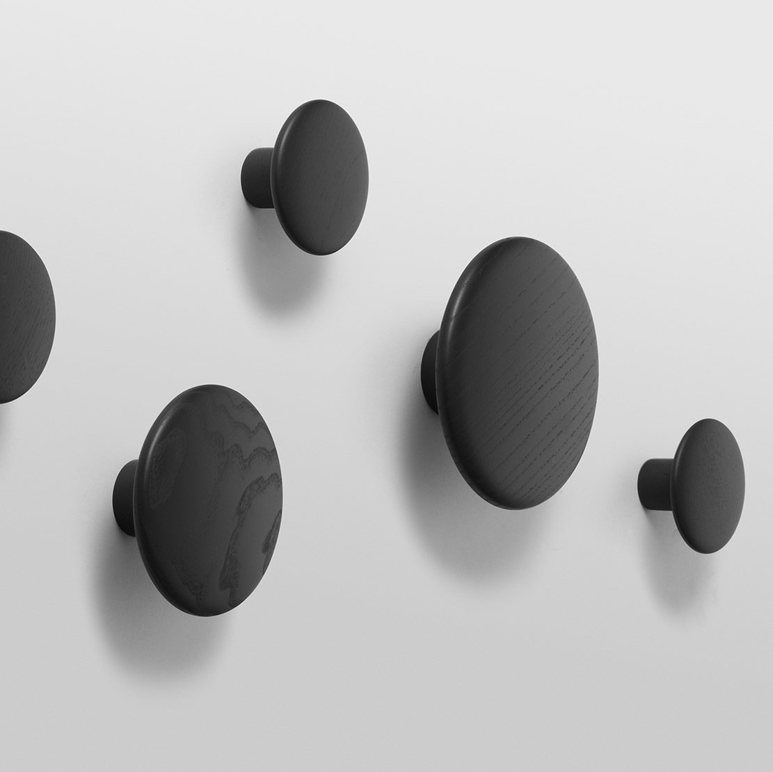 Patère ronde en bois noir 13 cm The Dots - Muuto - The Cool Republic