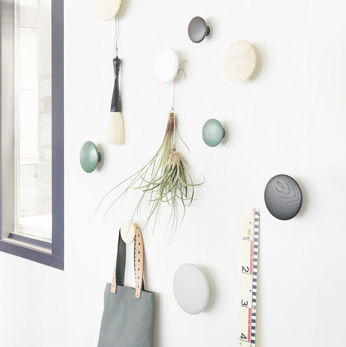 Patère ronde en bois noir 9 cm The Dots - Muuto - The Cool Republic
