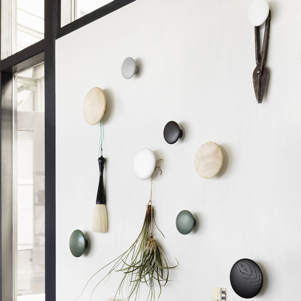 Patère ronde en bois vert mousse 13 cm The Dots - Muuto - The Cool Republic