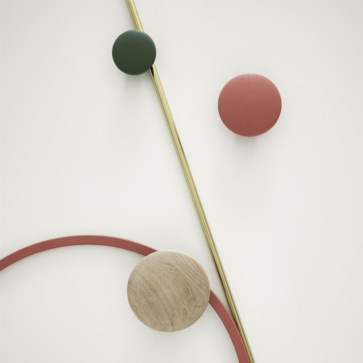 Patère ronde en bois vert mousse 13 cm The Dots - Muuto - The Cool Republic