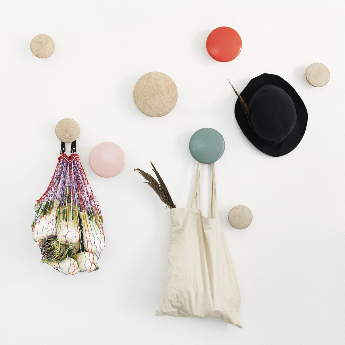 Patère ronde en bois vert mousse 13 cm The Dots - Muuto - The Cool Republic