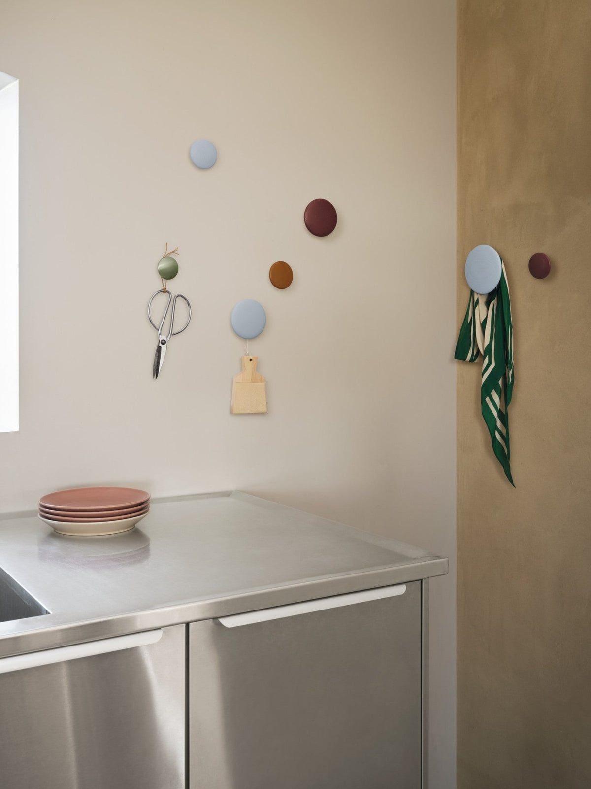 Patère ronde en chêne bleu ciel 17 cm The Dots - Muuto - The Cool Republic