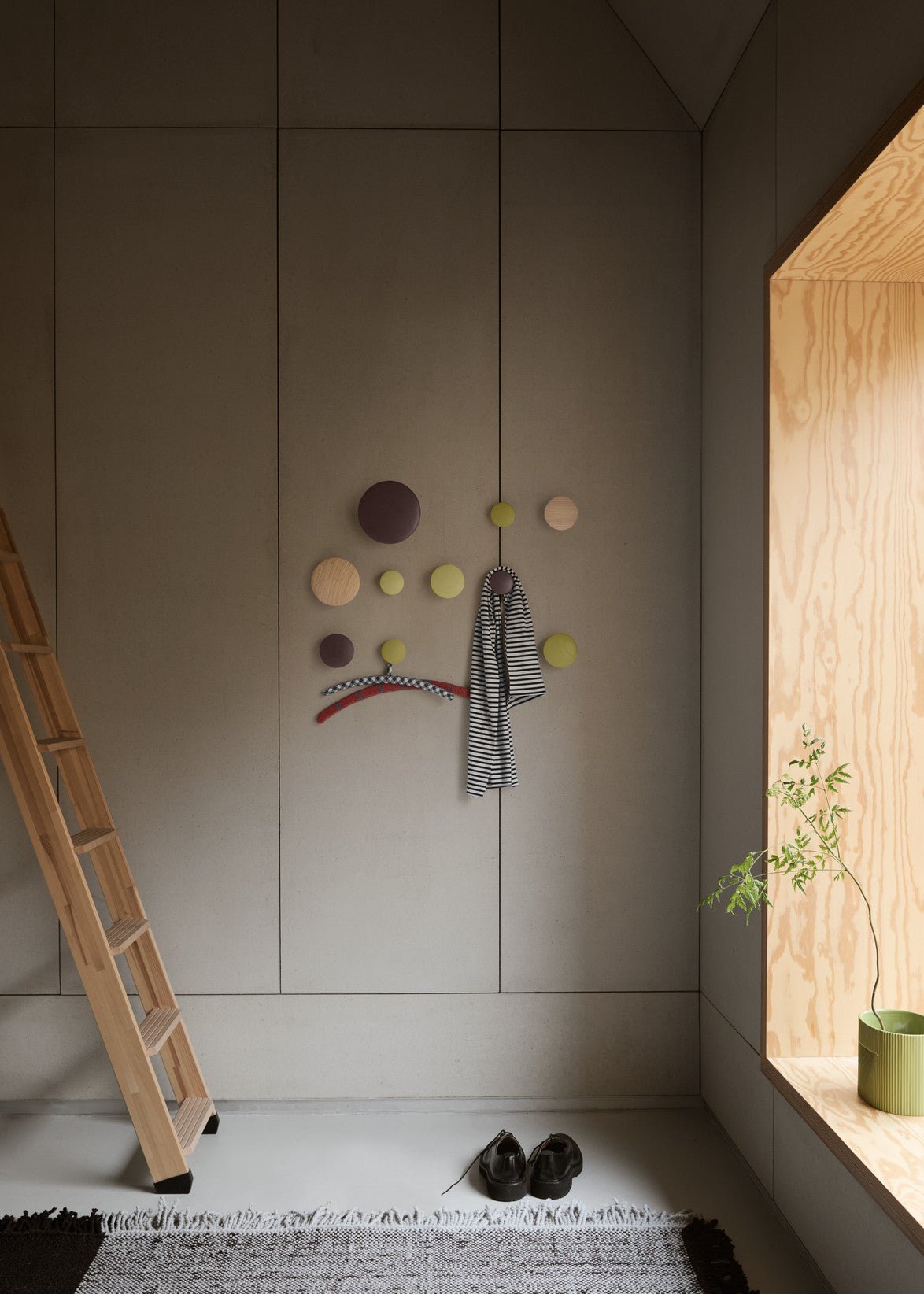 Patère ronde en chêne naturel 17 cm The Dots - Muuto - The Cool Republic