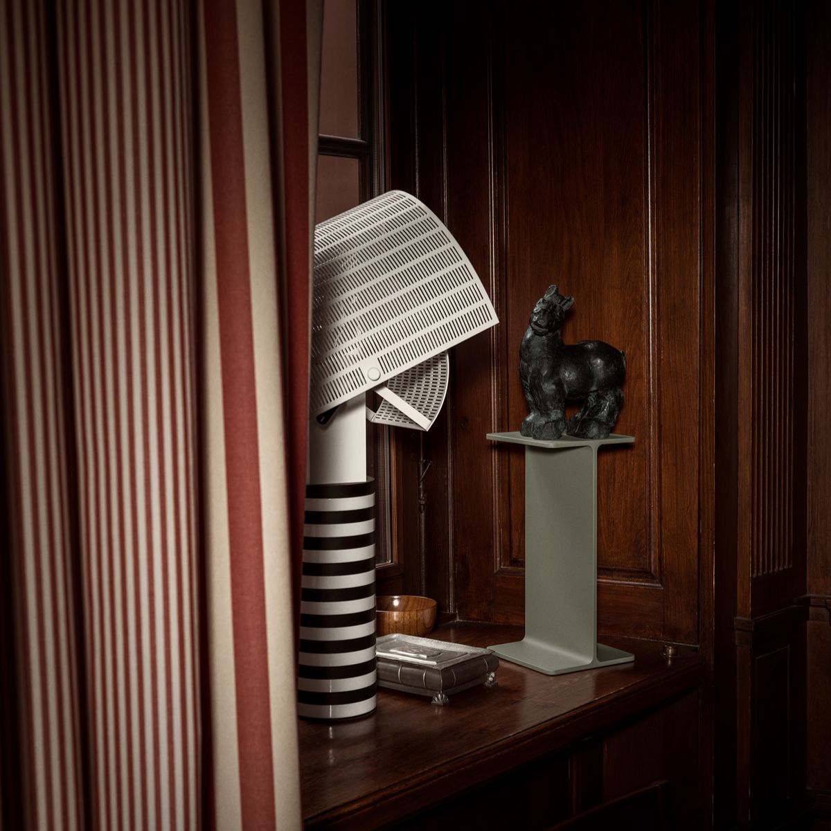Pedestal en aluminium beige 15x30cm Museum - String furniture - The Cool Republic