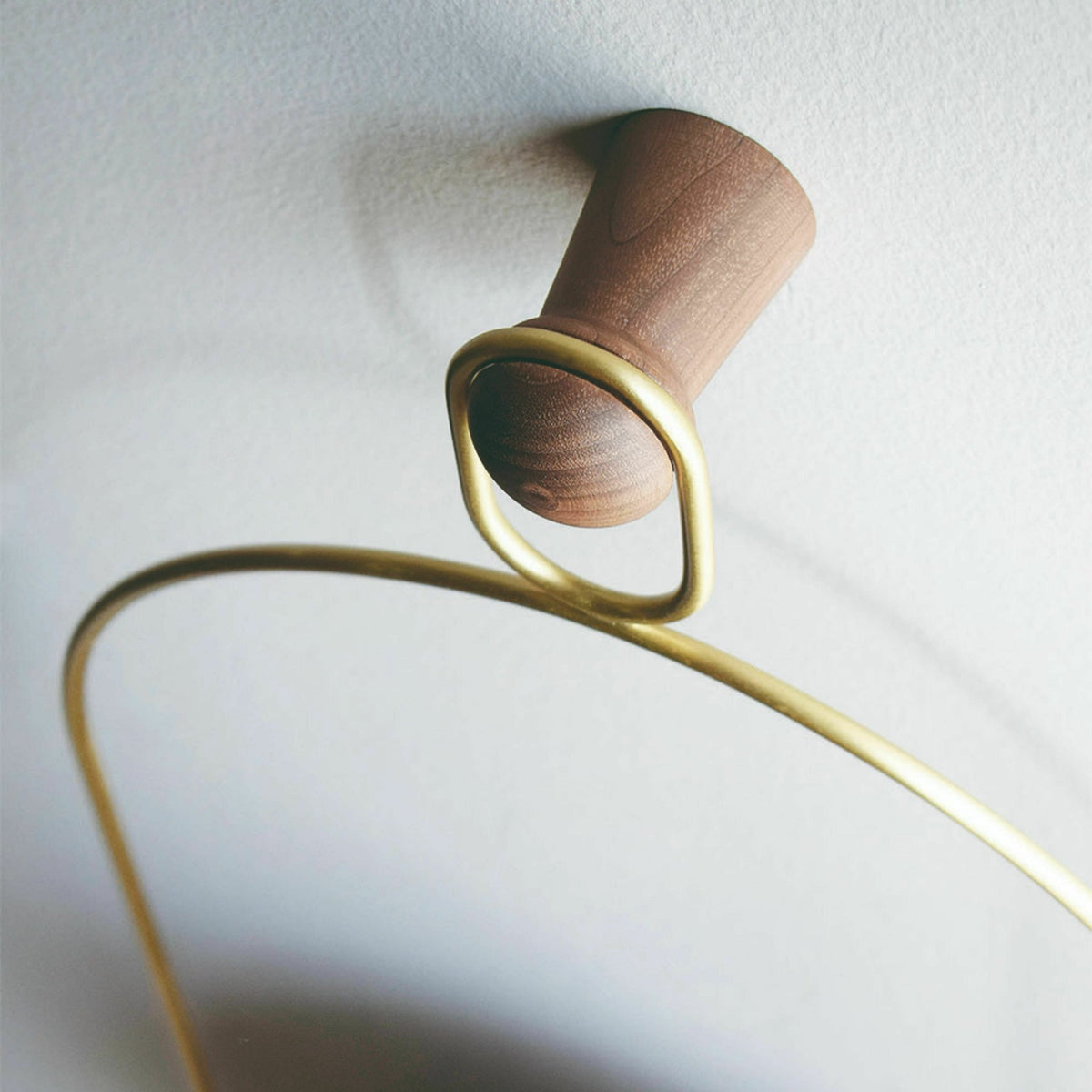 Pendule en noyer et laiton Eslabón G - Nomon - The Cool Republic