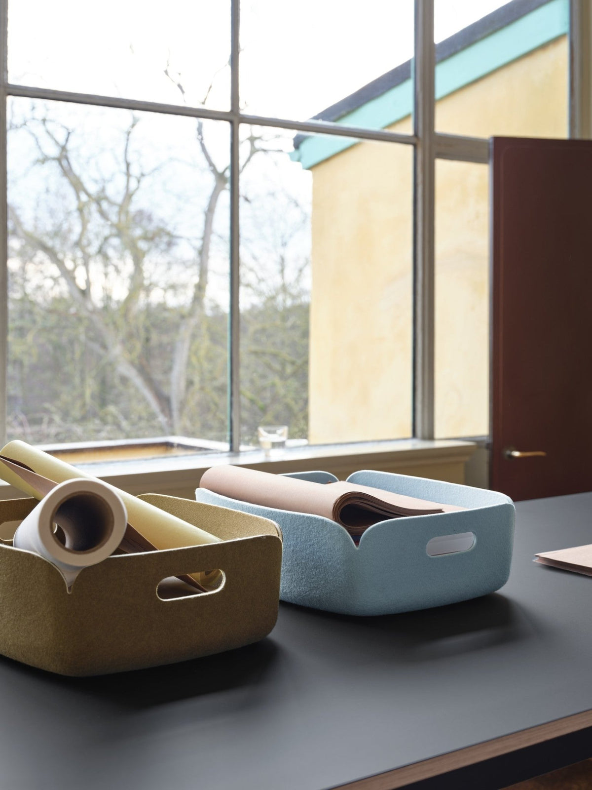 Petit panier de rangement recyclé anthracite Restore Tray - Muuto - The Cool Republic
