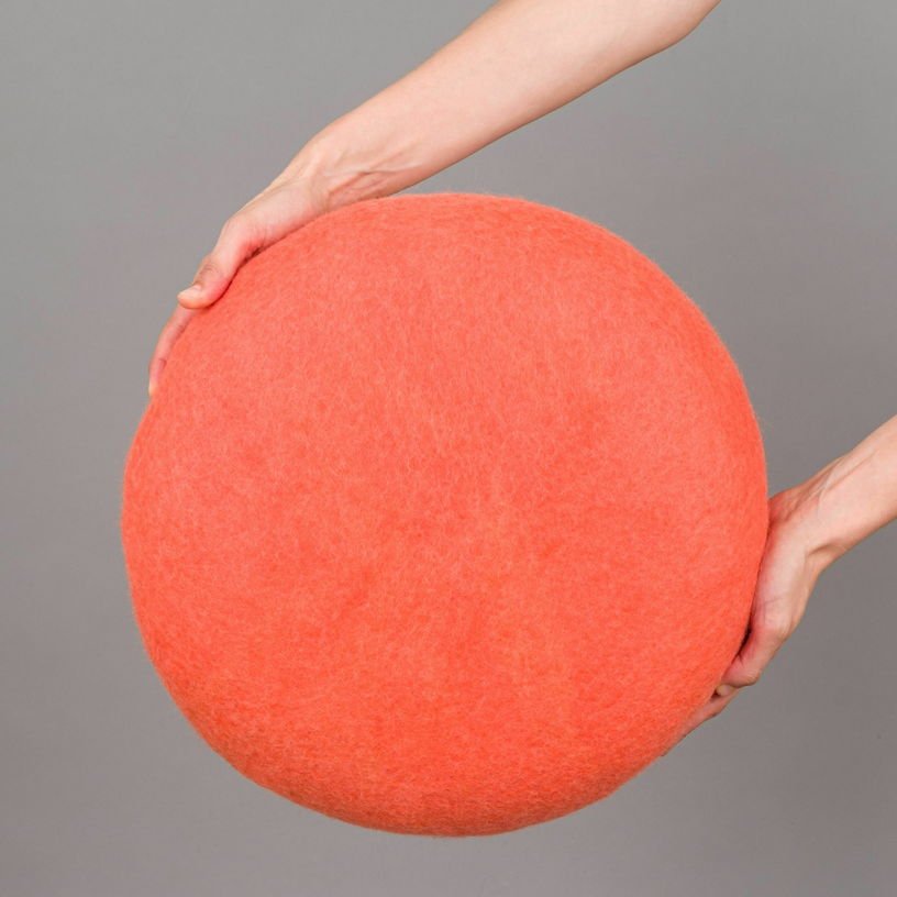 Petit pouf rond en laine corail S Felix - myfelt - The Cool Republic