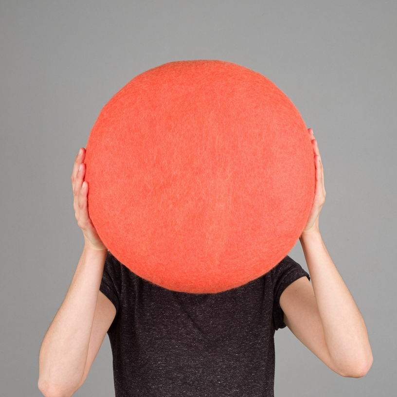 Petit pouf rond en laine corail S Felix - myfelt - The Cool Republic