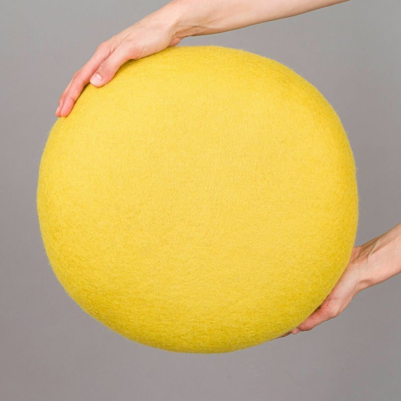 Petit pouf rond en laine vert - jaune S Kata - myfelt - The Cool Republic