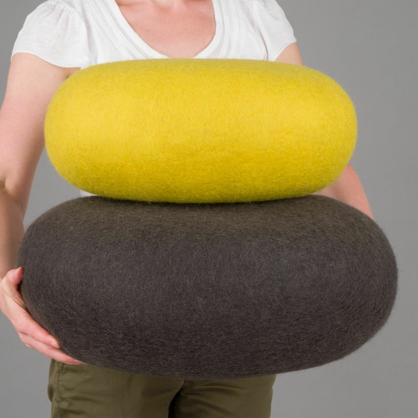 Petit pouf rond en laine vert - jaune S Kata - myfelt - The Cool Republic