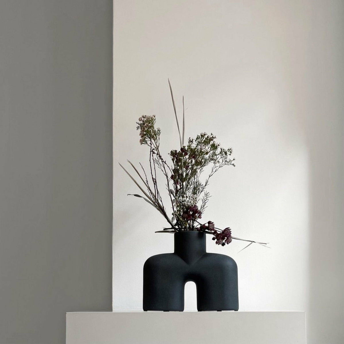 Petit Vase en céramique noire H25 cm Cobra Uno - 101 Copenhagen - The Cool Republic