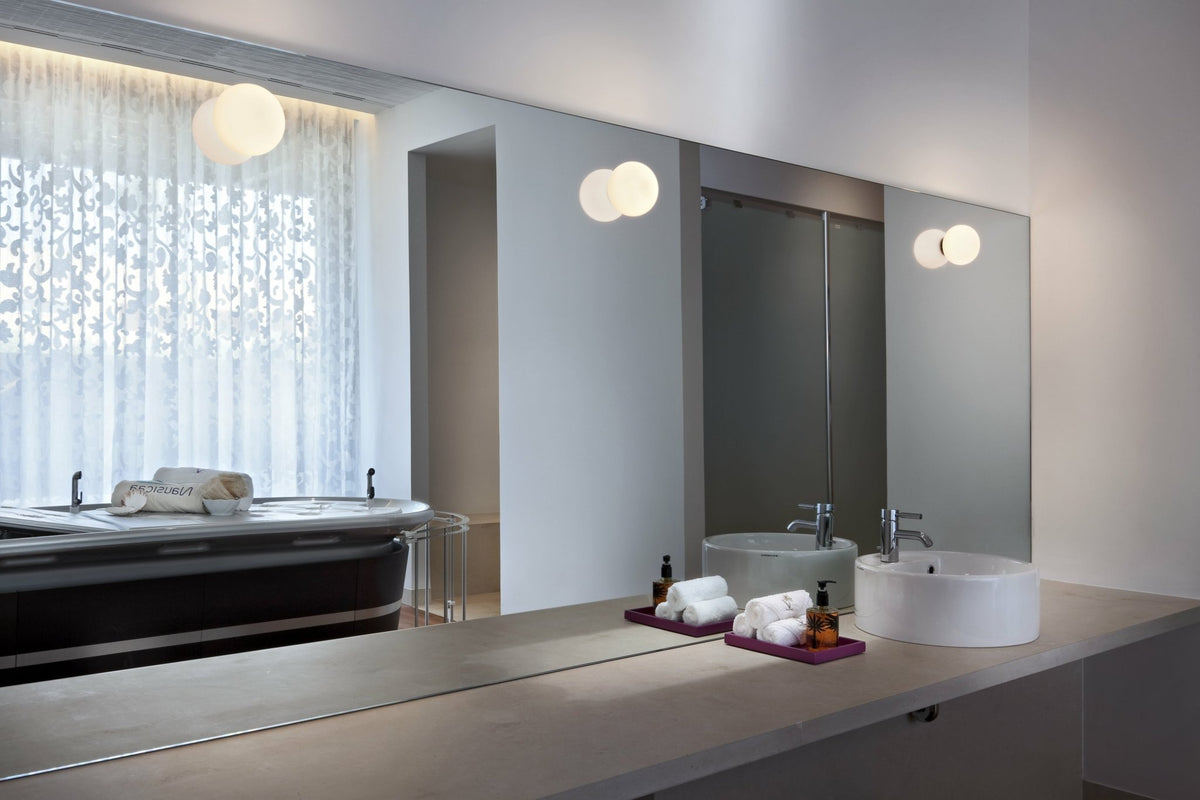 Small opal glass mirror light 8. 5 x 11. 2 cm Glo-Ball - Flos - The Cool Republic