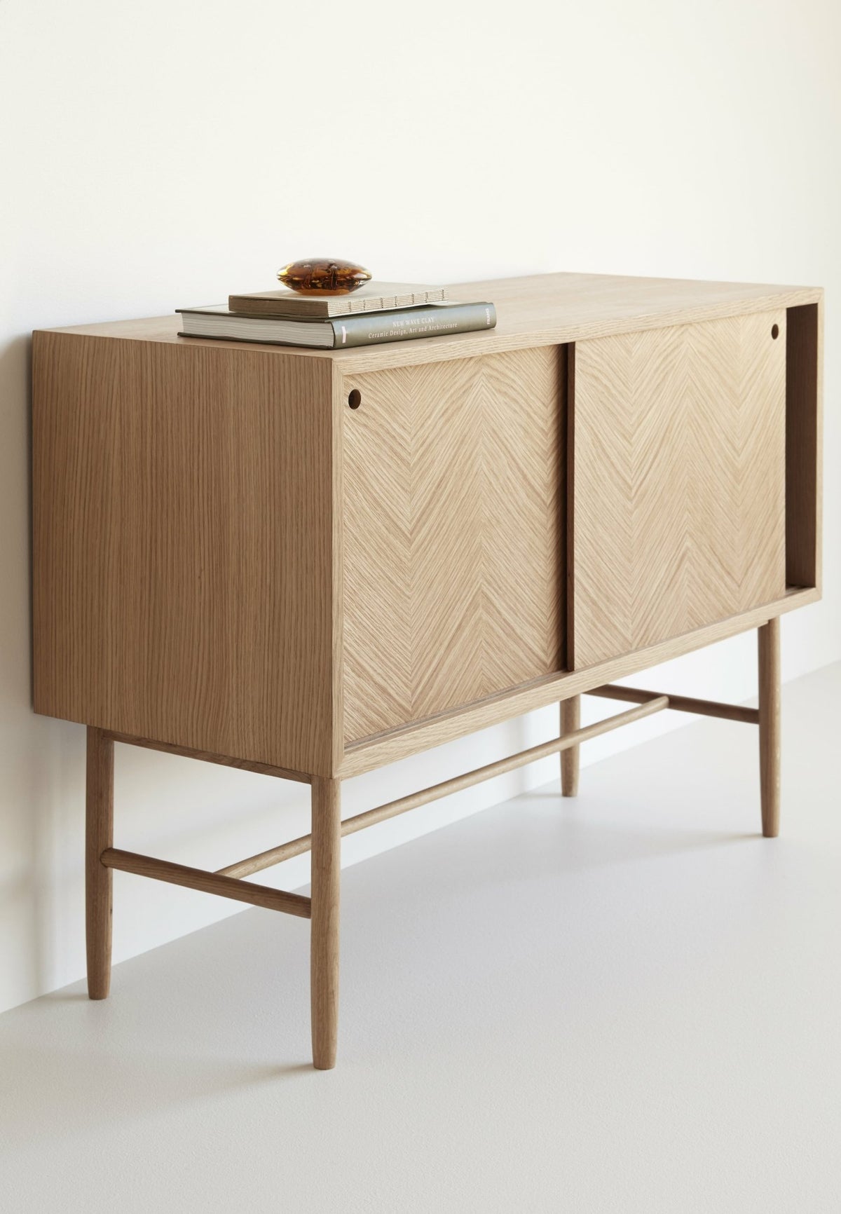 Petite commode avec 2 portes coulissantes en chêne naturel - Hübsch - The Cool Republic