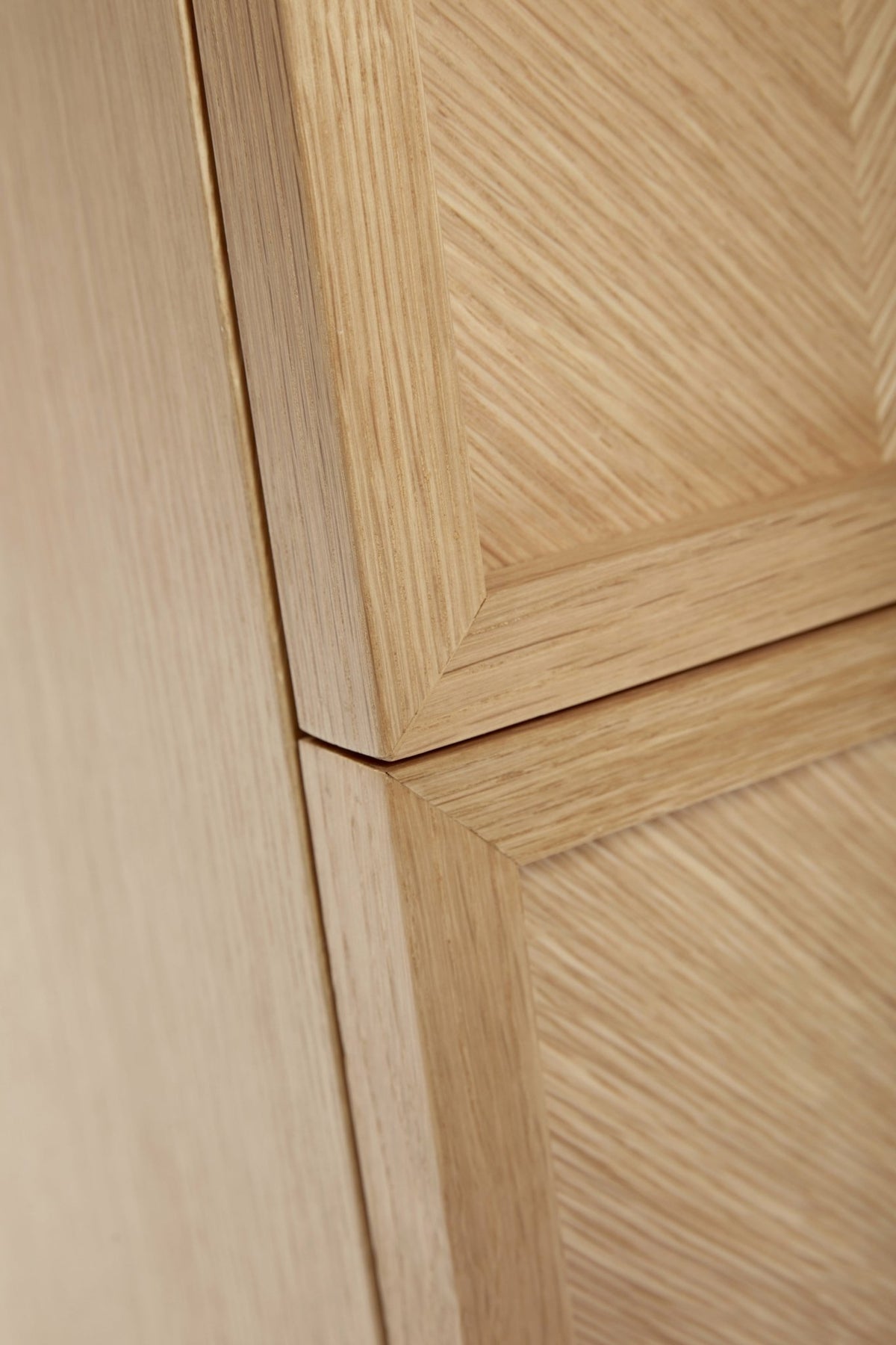 Petite commode en chêne naturel et aux motifs chevron - Hübsch - The Cool Republic