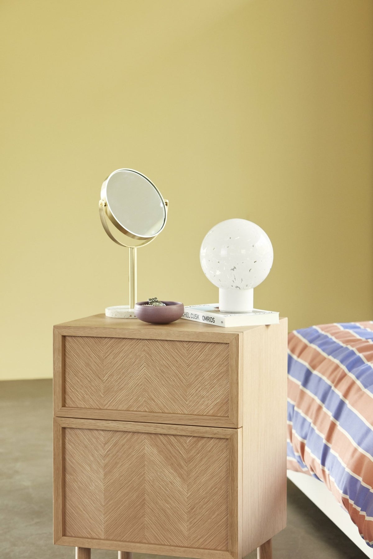 Petite commode en chêne naturel et aux motifs chevron - Hübsch - The Cool Republic