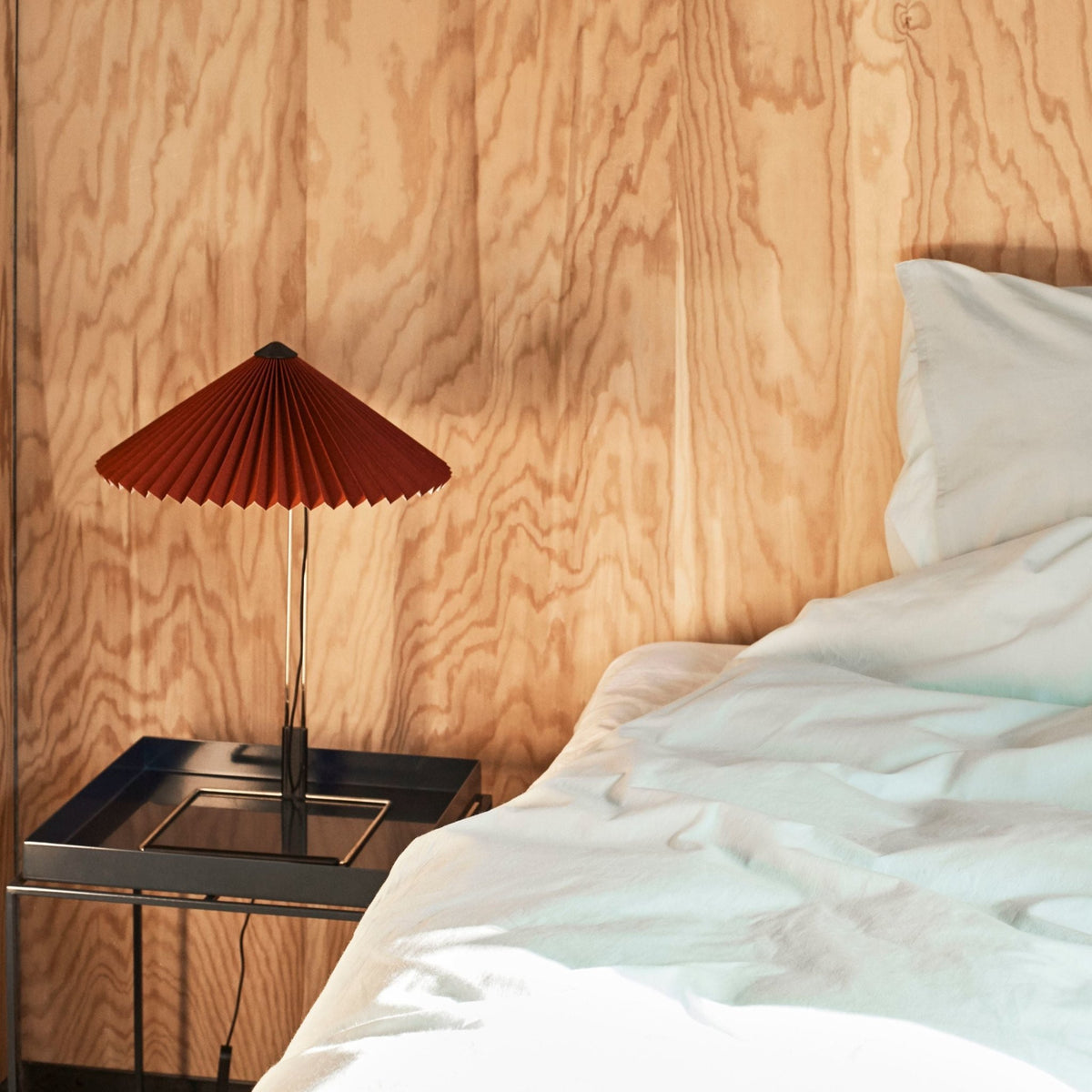 Petite lampe de table bordeaux et laiton 30 x 38 cm Matin - HAY - The Cool Republic