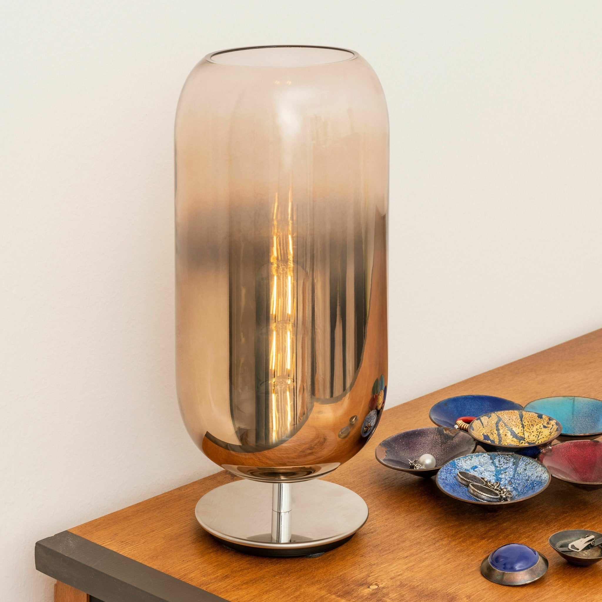 Petite lampe de table marron cuivrée Gople - Artemide - The Cool Republic