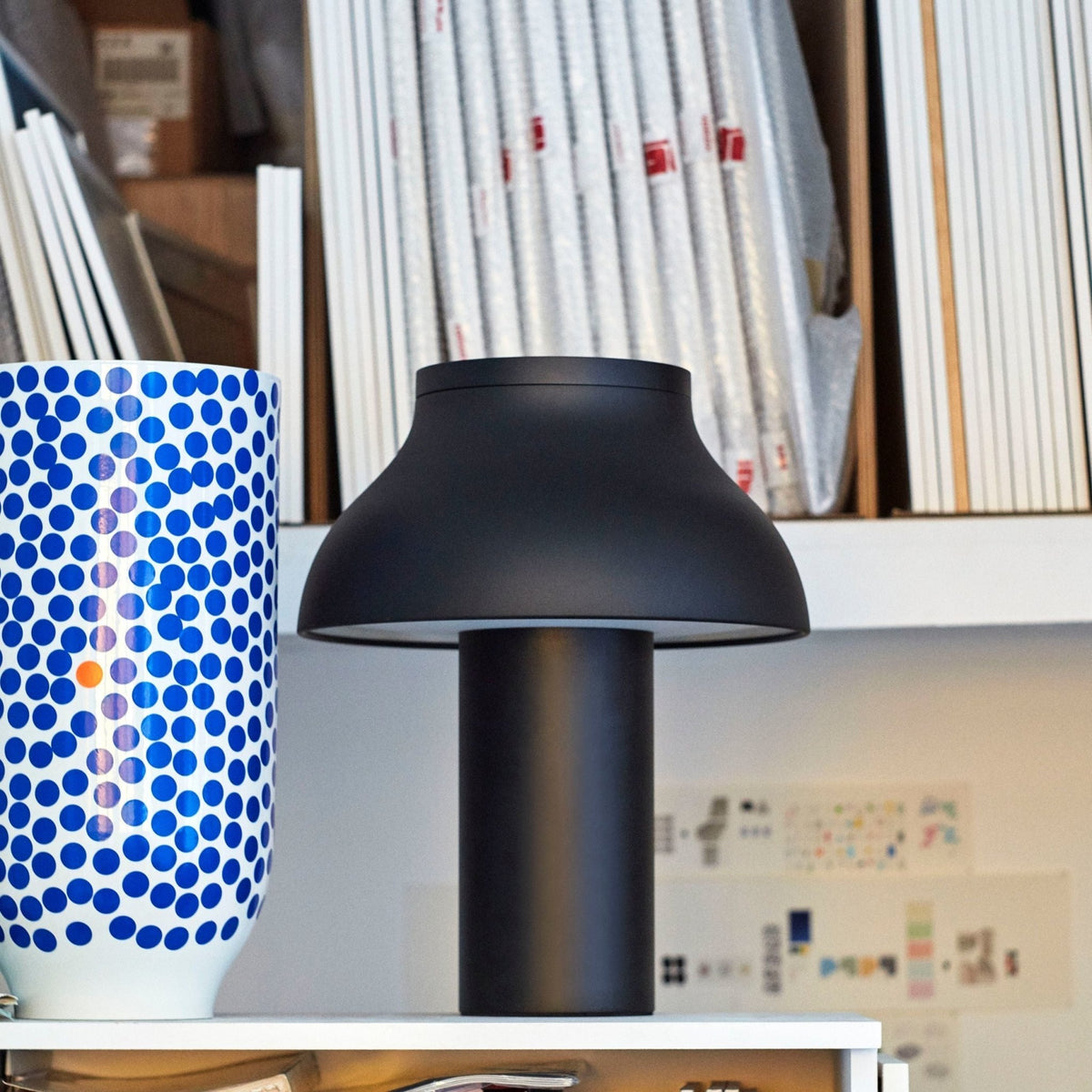 Petite lampe de table noire 33 x 25 cm PC - HAY - The Cool Republic