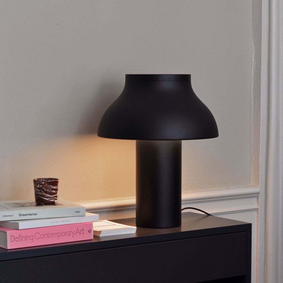 Petite lampe de table noire 33 x 25 cm PC - HAY - The Cool Republic