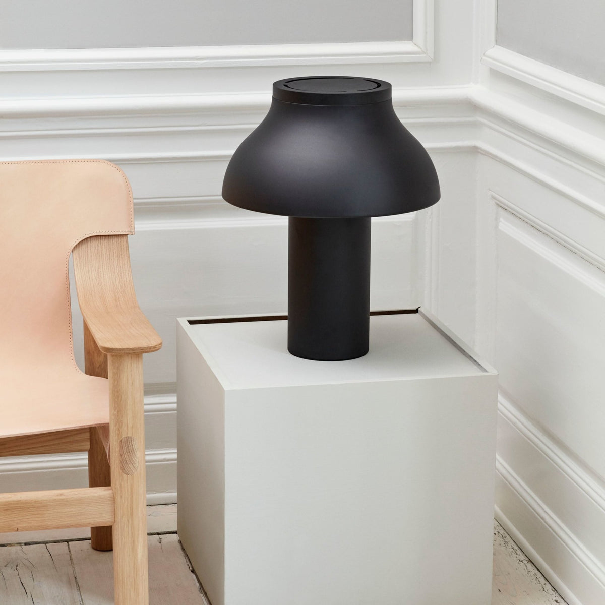 Petite lampe de table noire 33 x 25 cm PC - HAY - The Cool Republic