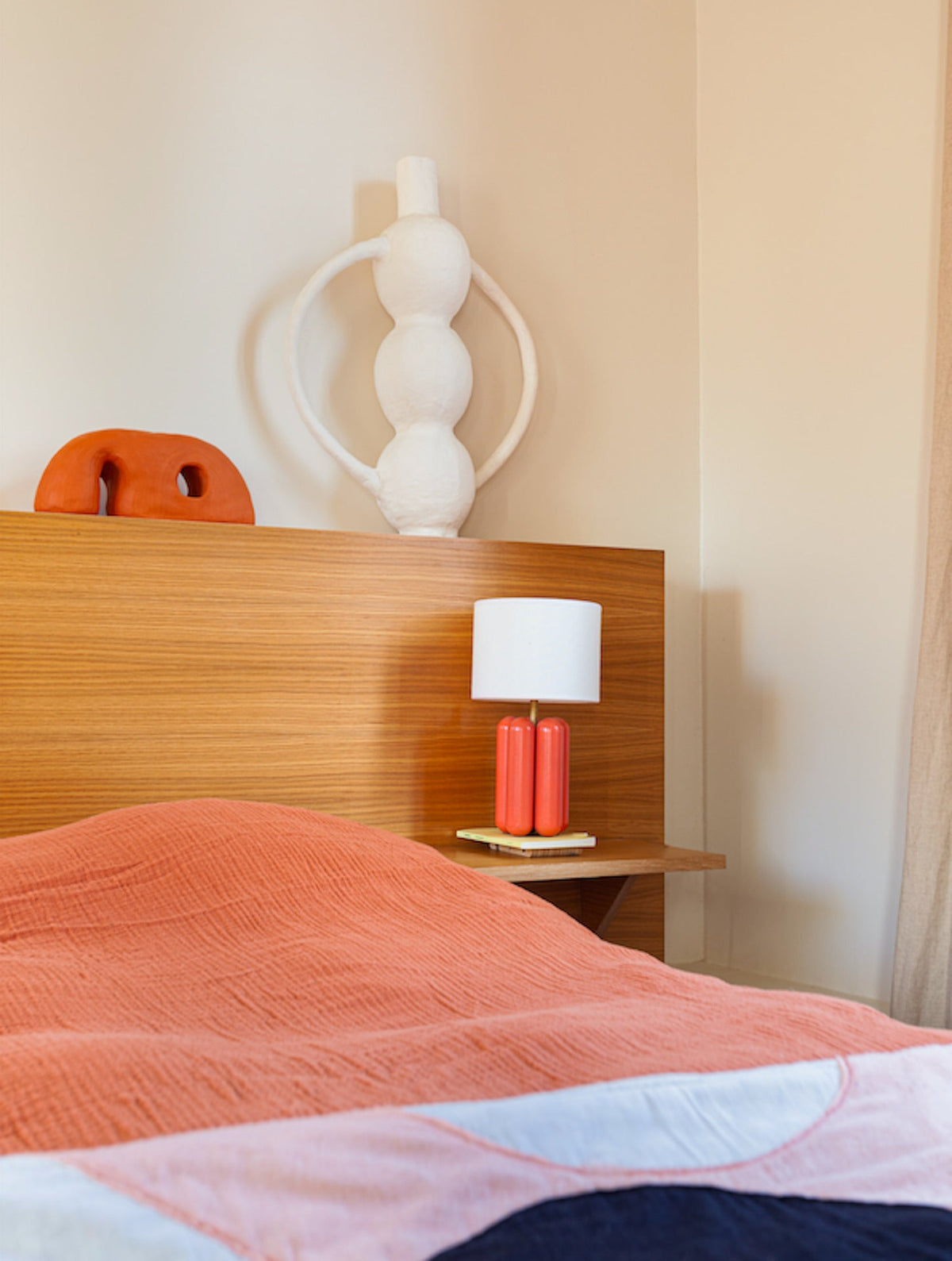 Petite lampe en bois et lin corail Charlotte - Cosin Paris - The Cool Republic