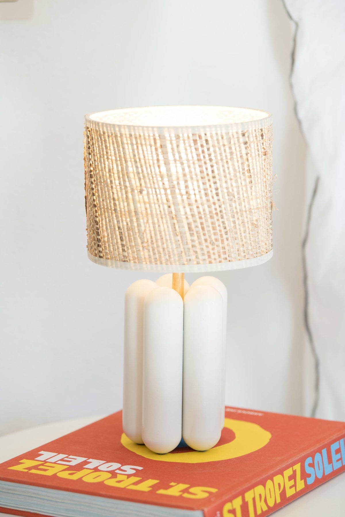 Petite lampe en bois et raphia crème Charlotte - Cosin Paris - The Cool Republic