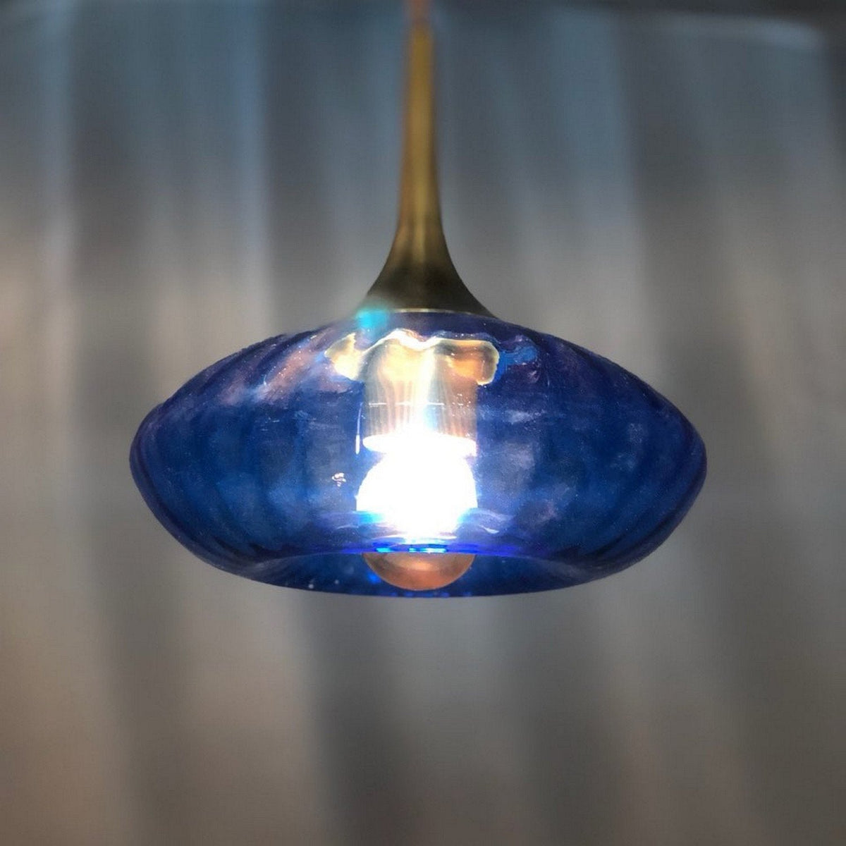 Petite suspension en verre rose spinelle Grace - Elements Lighting - The Cool Republic