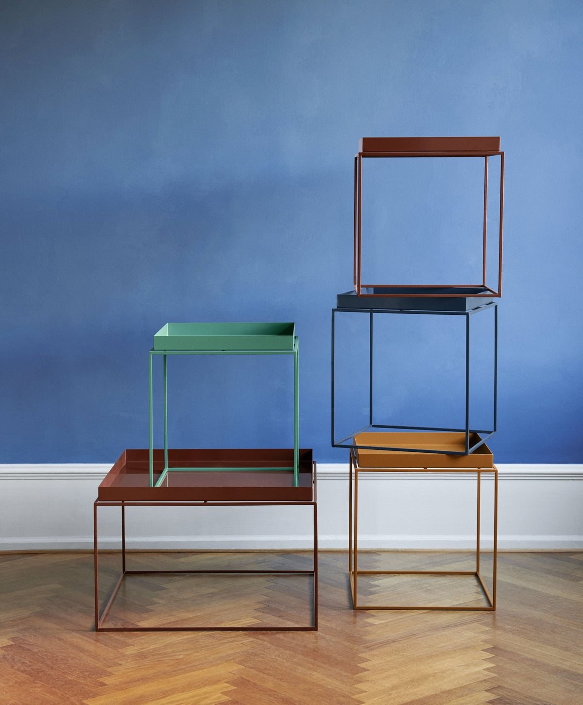 Petite table basse carrée en métal noir 30 x 30 x 34 cm Tray - HAY - The Cool Republic