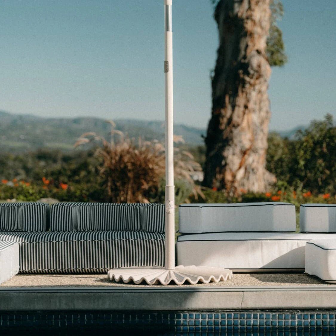 Pied de parasol antique blanc 55ibs - Business & Pleasure - The Cool Republic