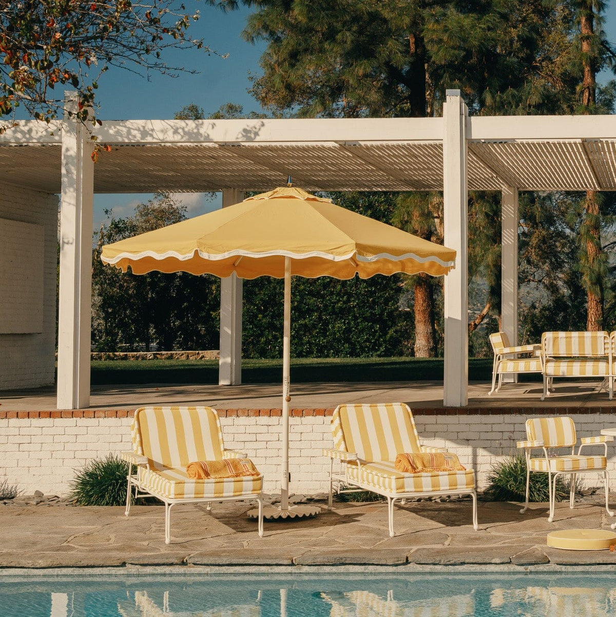 Pied de parasol antique blanc 55ibs - Business & Pleasure - The Cool Republic