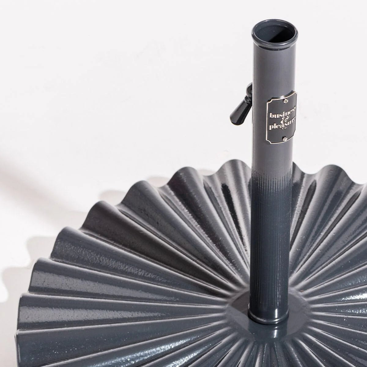 Pied de parasol en acier inoxydable noir 60cm Clamshell - Business & Pleasure - The Cool Republic