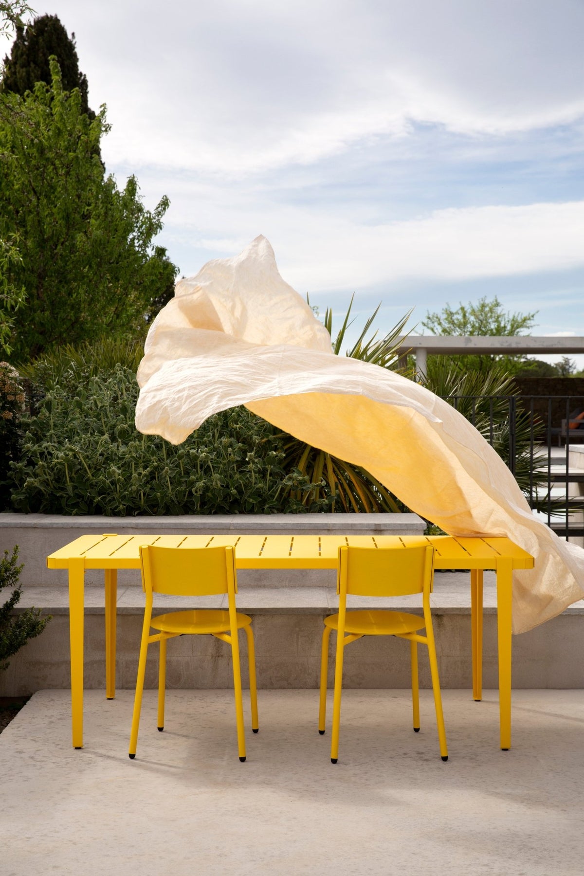 Pied d'extérieur en acier jaune 75 cm Midi - TIPTOE - The Cool Republic