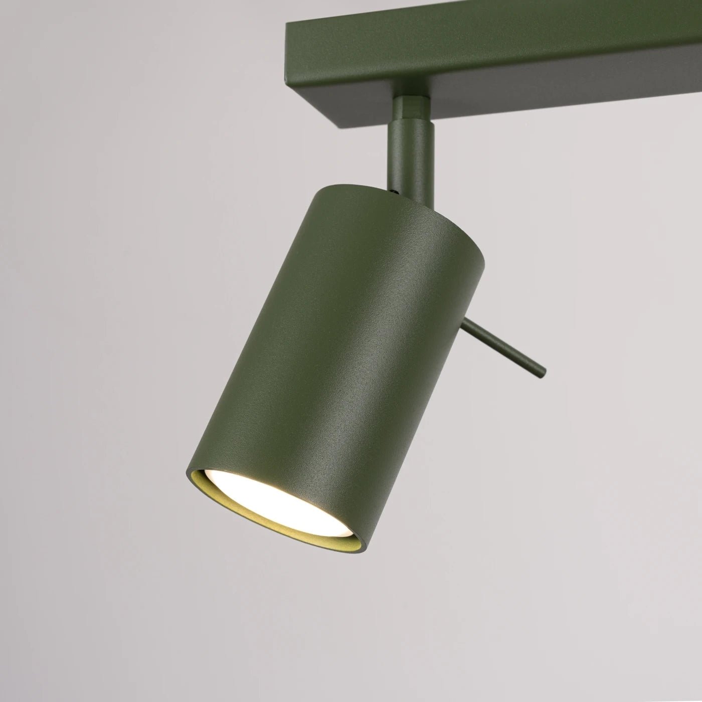 Plafonnier en acier vert olive 118x6x16cm Ring 6L - Sollux - The Cool Republic