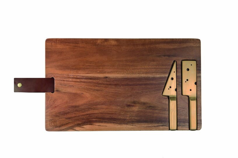 Planche à fromage en bois et duo de couverts dorés - DOIY - The Cool Republic