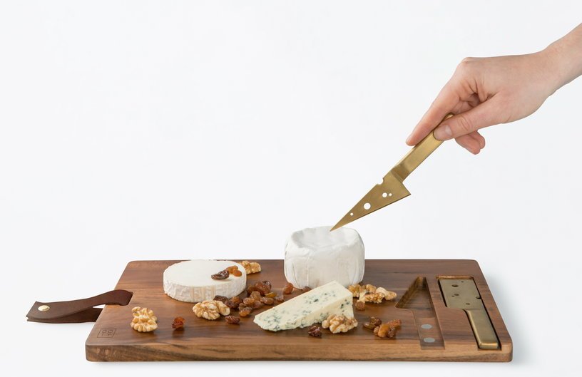 Planche à fromage en bois et duo de couverts dorés - DOIY - The Cool Republic