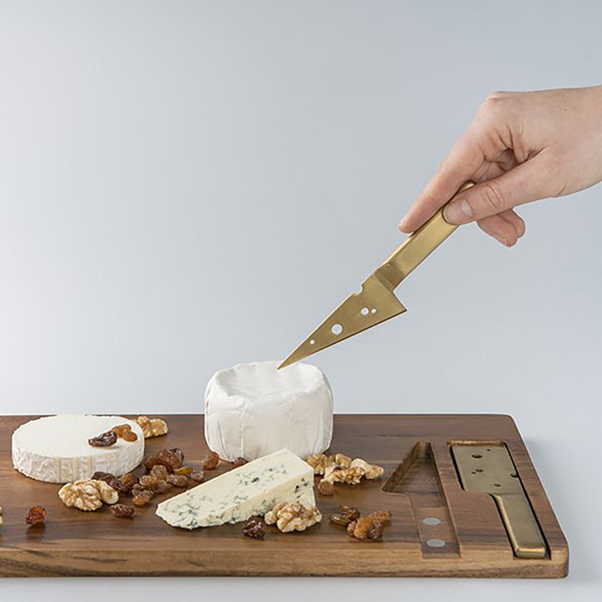 Planche à fromage et couverts dorés Cheese Porn - Doiy - The Cool Republic