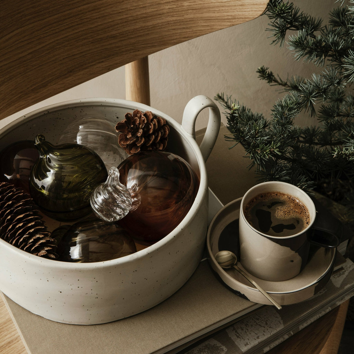 Plat avec anses en porcelaine blanc cassé Flow - Ferm Living - The Cool Republic