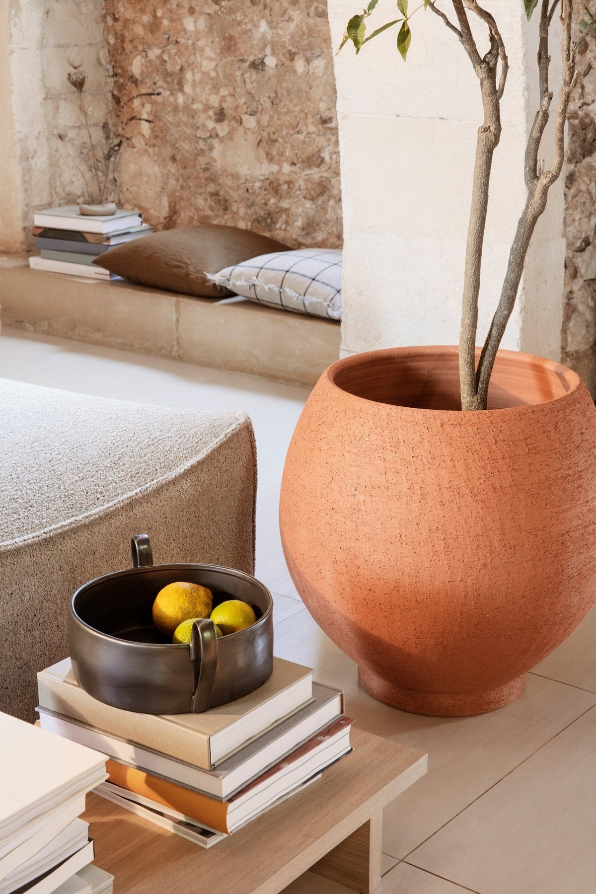 Plat avec anses en porcelaine noir Flow - Ferm Living - The Cool Republic