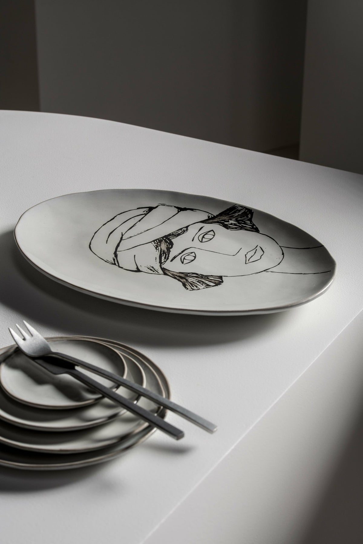 Off-white and black oval serving platter La Mère - Serax - The Cool Republic