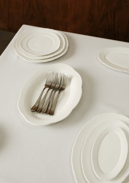 Plat de service ovale en porcelaine blanche 30x21x3,2cm L Silhouette - Serax - The Cool Republic