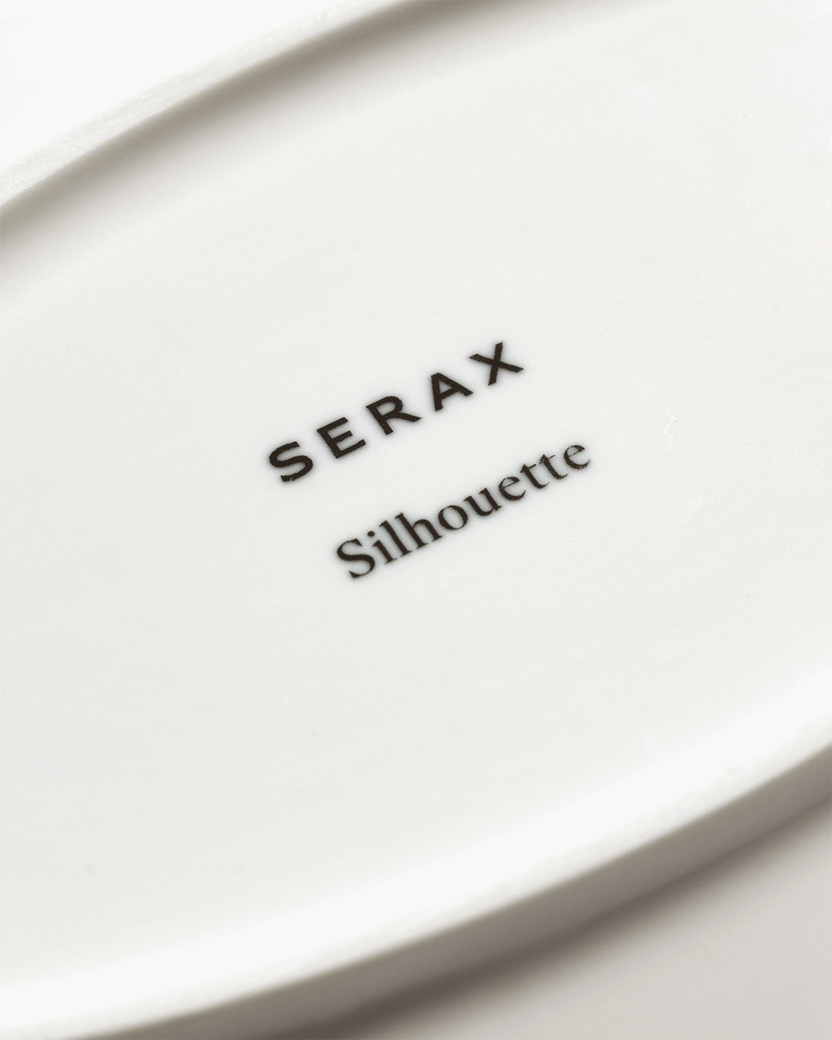 Plat de service ovale en porcelaine blanche 30x21x3,2cm L Silhouette - Serax - The Cool Republic