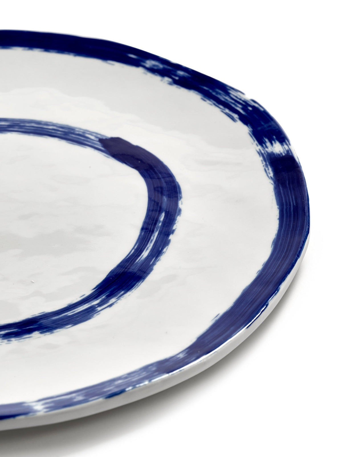 Plat de service ronde en grès blanc et bleu 28,5x27x1,4cm Line-up - Serax - The Cool Republic