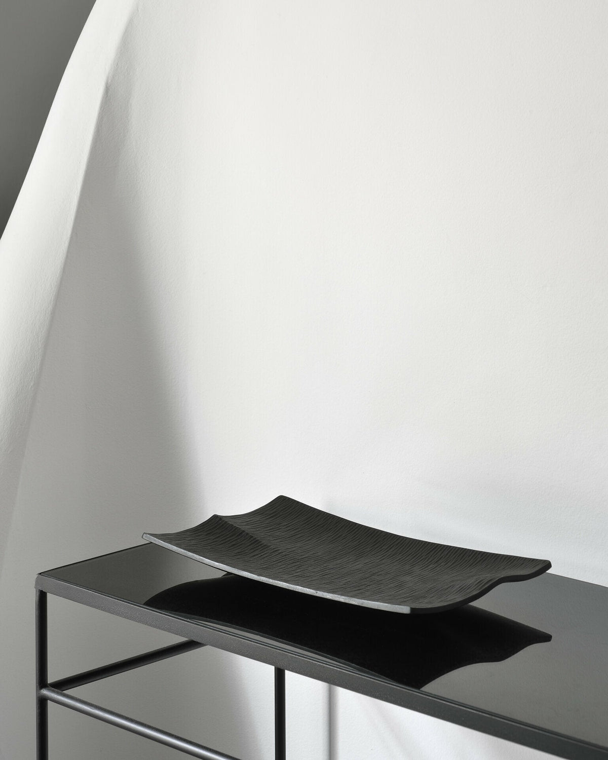 Plat en acajou Black Japan - Ethnicraft Accessories - The Cool Republic