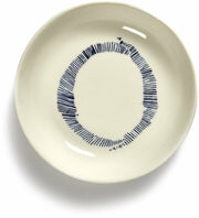 Plat S blanc avec motif bleu Feast - Serax - The Cool Republic