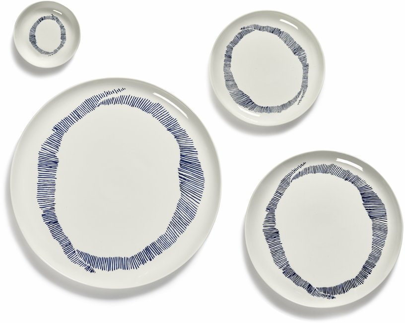 Plat S blanc avec motif bleu Feast - Serax - The Cool Republic