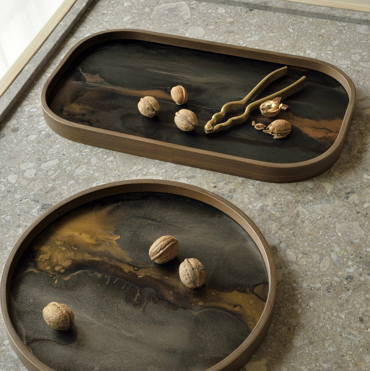 Plateau de service ovale en verre Bronze Organic 24x42 cm - Ethnicraft Accessories - The Cool Republic