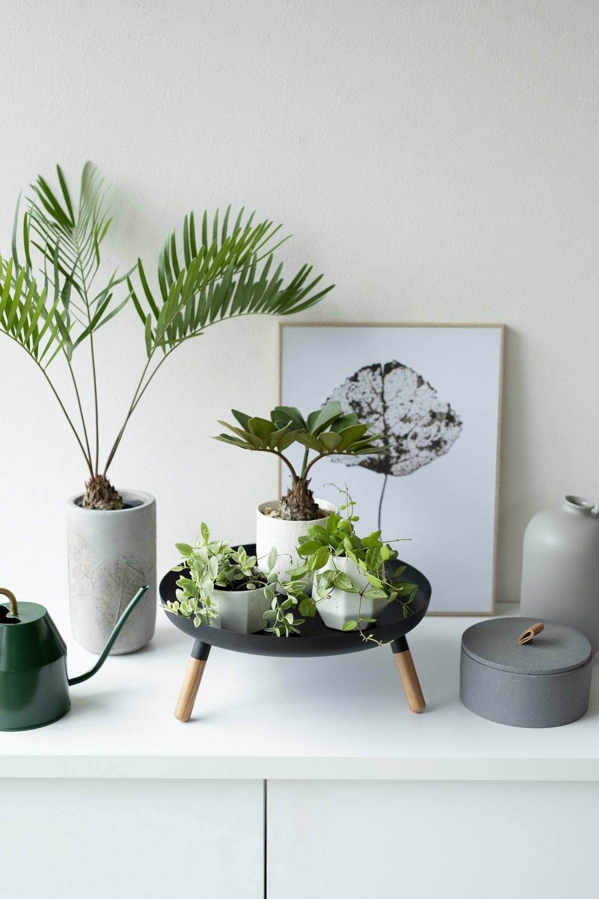 Plateau en acier noir avec pieds en bois - Yamazaki - The Cool Republic