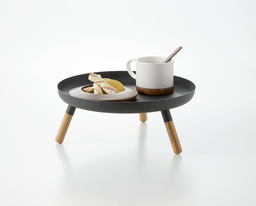 Plateau en acier noir avec pieds en bois - Yamazaki - The Cool Republic